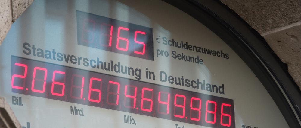 Um 165 Euro steigt die Staatsverschuldung pro Sekunde an, zeigt die Schuldenuhr in der Französischen Straße in Berlin.