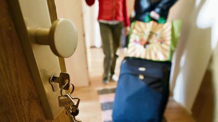 Geteilte Wohnung. Eine Vermieterin begrüßt einen Reisenden, der in ihrer Wohnung eine Übernachtung über das Onlineportal Airbnb gebucht hat.