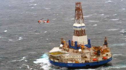 Rückzug. Eine auf Grund gelaufene Shell-Bohrinsel wird in den Hafen geschleppt. Auf Grund gelaufen ist vorerst offenbar auch das Alaska-Projekt des Konzerns.