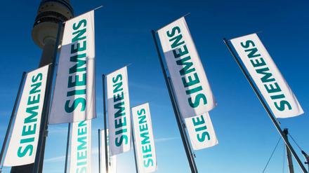 Siemens-Fahnen vor der Hauptverwaltung in München