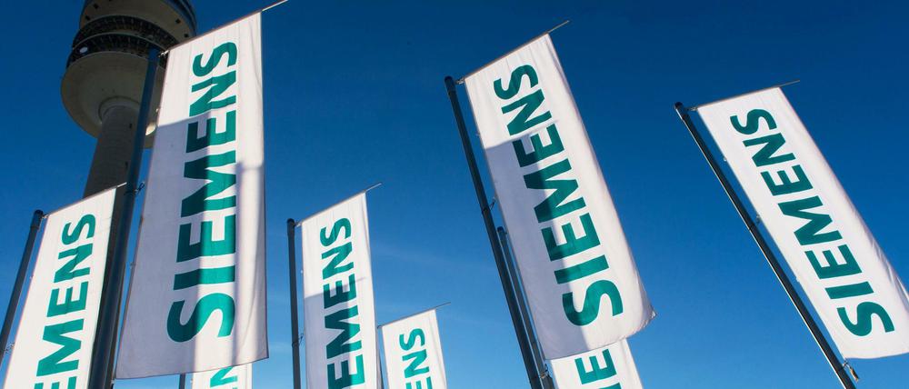 Siemens-Fahnen vor der Hauptverwaltung in München