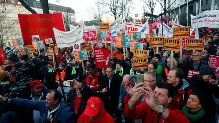 Siemens-Beschäftigte auf der Straße. Am Donnerstagmorgen setzte sich der Protestzug gegen den Stellenabbau in Berlin in Bewegung. 