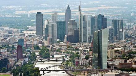 Hoch über Frankfurt am Main liegen die Führungsetagen der deutschen Banken.