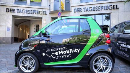 Elektrischer Shuttle. Die Teilnehmer des Tagesspiegel eMobility Summits konnten den Fahrdienst mit E-Smarts nutzen. 