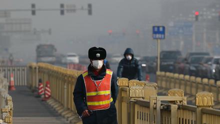 Smog in Peking. Vor allem die chinesischen Metropolen schaffen zunehmend umweltfreundliche E-Busse an.