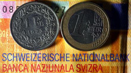 Derzeit kostet ein Franken rund 1,05 Euro. Aufgrund der Aufwertung der Schweizer Landeswährung schreibt die Nationalbank Milliardenverluste. 