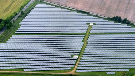 Teure Wende. Die Förderung von Solaranlagen, Windrädern und Biokraftwerken kostet die Verbraucher 6,24 Cent - je Kilowattstunde.