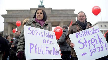 "Sozialstaat ade - Pfui Frau Merkel" steht am 26.11.10 in Berlin bei einer Demonstration gegen das Sparpaket der Bundesregierung auf Plakaten. Doch selbst Ökonomen erkennen langsam: Der Sozialstaat hat positive Effekte.