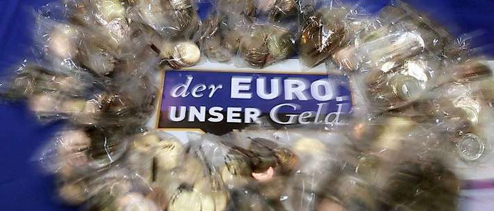 Am 17. Dezember bekamen die ersten Deutschen das neue Geld zu fassen. Offizielles Barzahlungsmittel ist der Euro seit 1. Januar 2002.