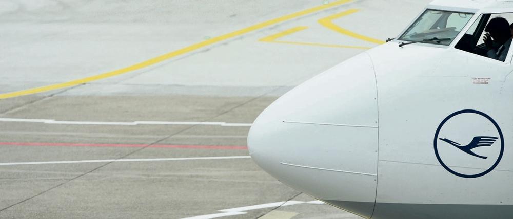 Weil Lufthansa nicht auf eine Billigflug-Sparte außerhalb der bestehenden Tarifverträge verzichten will, hat die Vereinigung Cockpit (VC) zum mittlerweile 13. Streik in dem Tarifkonflikt aufgerufen.