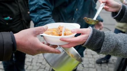Suppe für Obdachlosen in Berlin auf dem Alexanderplatz im November 2015 - organisiert von dem Syrer Alex Assali, einem ehemaligen Flüchtling.