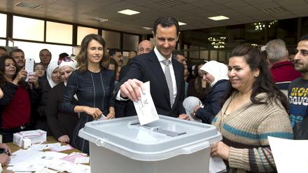 Syriens Präsident Assad ging schon am Vormittag zur Wahl. Seine Baath-Partei wird die Wahl aller Voraussicht nach gewinnen.