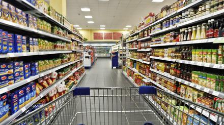 Ab ins Körbchen. Mit ihrer Preispolitik zwingen die Discounter auch Supermärkte zum Handeln.