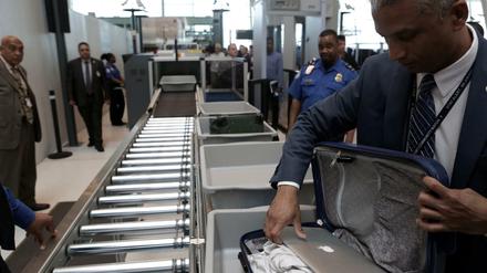 Bald könnten Laptops aus dem Handgepäck verschwinden Foto: Reuters/Joey Penney