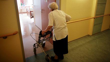 Nicht jeder kann die Kosten fürs Pflegeheim im Alter tragen. Dann müssen die Kommunen einspringen.