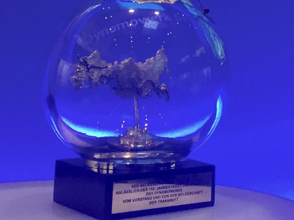 "Ein symbolisches Dankeschön": Diese fußballgroße Skulptur in Glas überreichten die Kunden des russischen Energiekonzerns Transneft dem überraschten Siemens-Vorstand Klaus Hemrich.