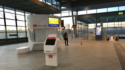Das Service-Ei auf dem Ring-Bahnsteig am Berliner Bahnhof Südkreuz steht dort angeblich zu Testzwecken. Besetzt ist es in der Regel nicht.