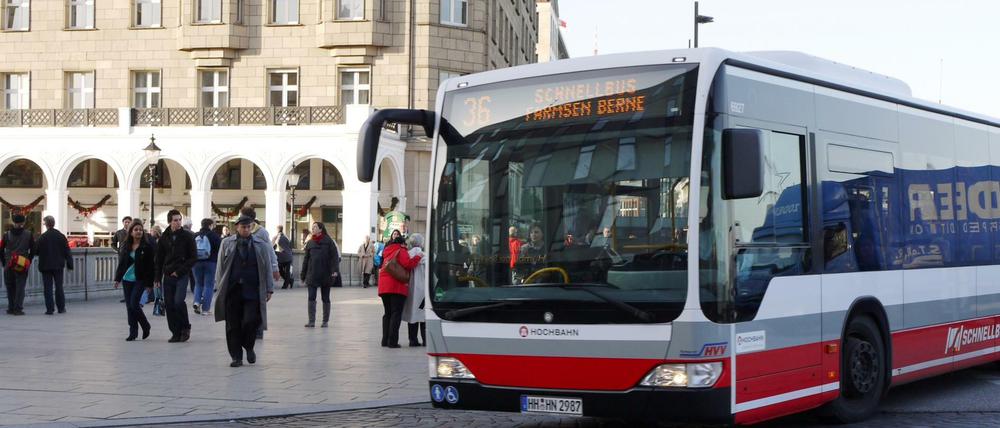 20 000 Euro hat eine Frau in einem Linienbus in Hamburg gefunden. Hier die Linie 36, die am Jungfernstieg hält. 