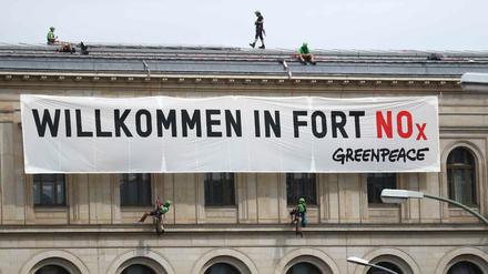 Aktivisten der Umweltorganisation Greenpeace haben ein großes Banner an das Verkehrsministerium angebracht.