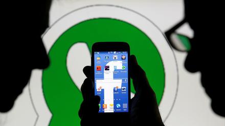Blau schluckt Grün: Im Jahr 2014 übernahm Facebook den Messenger-Dienst WhatsApp.