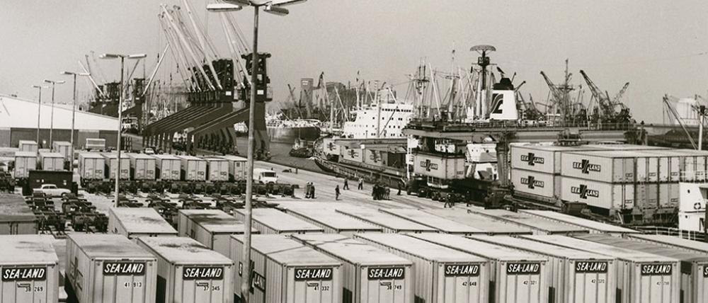 Der amerikanische Spediteur Malcom McLean erfand 1965 den Transportcontainer aus Stahl, der ab 1965 die Schifffahrts- und Hafenindustrie auch in Deutschland revolutionierte. 