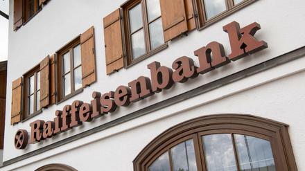 Die Raiffeisenbank Gmund am Tegernsee verlangt von reichen Sparern künftig Strafzinsen.