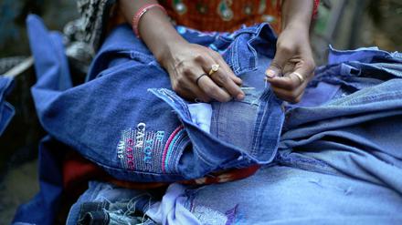 Jeans für die Welt. In Asien wird für Modeketten, Designer und Discounter geschneidert - zu Minilöhnen und teils unmenschlichen Arbeitsbedingungen. 