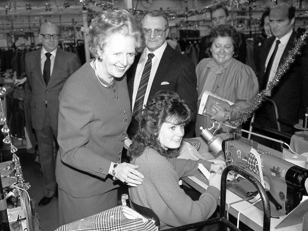 Die frühere britische Premierministerin im Dezember 1987: Margaret Thatcher besucht eine Näherei.