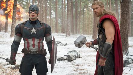 Geldquelle. Chris Evans (l) als Captain America und Chris Hemsworth als Thor in einer Szene des Kinofilms «The Avengers: Age of Ultron».