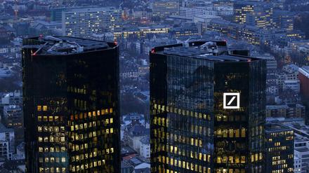 Die Deutsche Bank braucht vermutlich frisches Kapital. Gerätselt wird, wo es herkommen soll. 