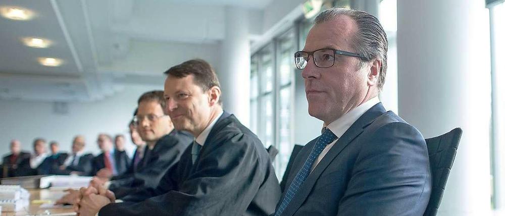 Verloren: Clemens Tönnies (rechts) während der Verhandlung vor dem Oberlandesgericht Hamm. 