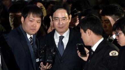 Samsung-Chef Lee Jae-Yong verlässt eine Anhörung. Ihm wird Präsidenten-Bestechung vorgeworfen.