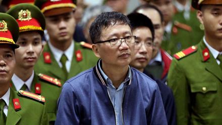 Der vietnamesische Geschäftsmann, Trinh Xuan Thanh (Mitte) in einem Gerichtssaal.
