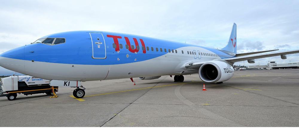 Die Bildkombo zeigt eine Boeing von Tuifly in Hannover und eine Maschine der Etihad Airways, aufgenommen auf dem Flughafen von Doha (Katar).