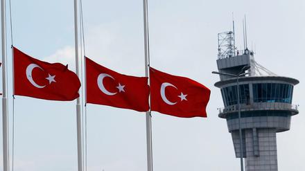 Türkische Flaggen hängen auf Halbmast vor dem Kontrollturm des Atatürk-Flughafens in Istanbul. 