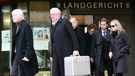 Der ehemalige Drogeriekettenbesitzer Anton Schlecker (l) verlässt zusammen mit seinen Kindern Lars (3.v.r) und Meike (r) das Landgericht in Stuttgart-