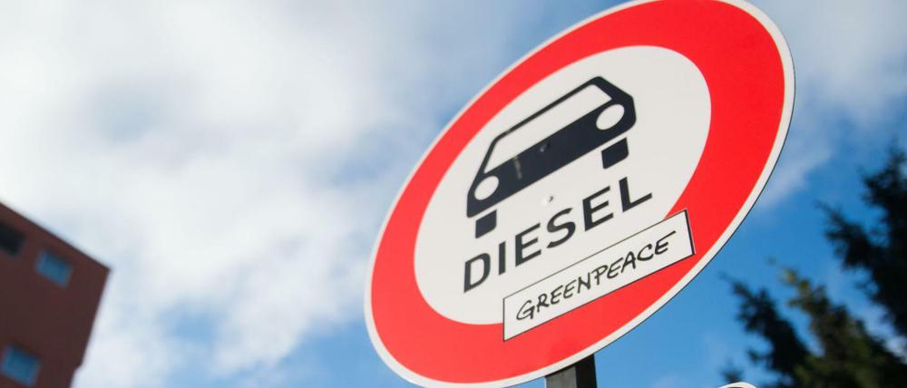 Ein von der Umweltschutzorganisation Greenpeace aufgestelltes "Verbotsschild für Dieselautos" in Stuttgart.