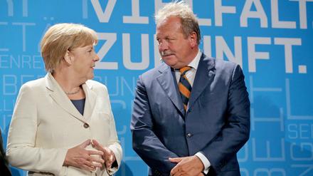 Verdi-Chef Frank Bsirske begrüßt Bundeskanzlerin Angela Merkel (CDU) zum Auftakt des Bundeskongresses der Dienstleistungsgewerkschaft Verdi am 20.09.2015 in Leipzig (Sachsen). 