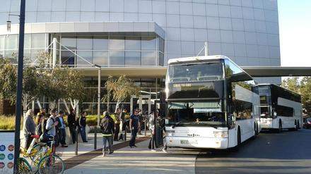 Google-Busse stehen am 05.11.2015 auf dem Parkplatz des Unternehmens in Mountain View, Kalifornien, um dort Mitarbeiter abzuholen. 