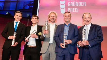 Die Gewinner des Deutschen Gründerpreises 2015, Martin Henle (OPPIA), Christopher Fuhrhop (RESTUBE GmbH), Fridtjof Detzner (Jimdo GmbH), Dirk Müller-Remus (auticon GmbH) und Jörg Sennheiser (Sennheiser electronic GmbH &amp; Co. KG) (l-r). 