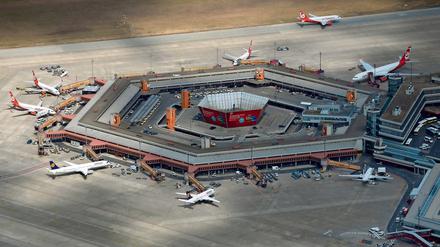 Flugzeuge der Luftfahrtgesellschaften Lufthansa und Air Berlin am Flughafens Berlin Tegel. Das sechseckige Terminal wurde 1974 eröffnet.