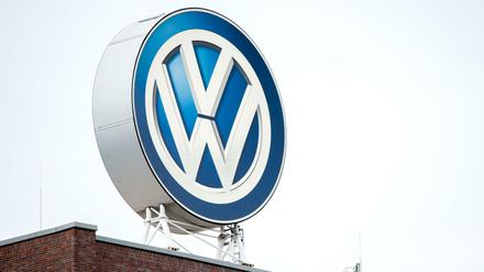 Das Logo von Volkswagen auf dem Hauptsitz des Unternehmens in Wolfsburg