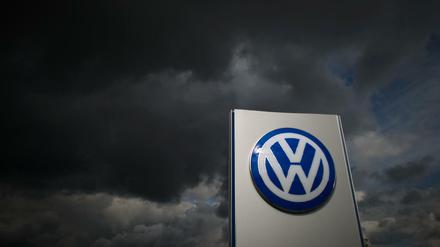 ARCHIV - Dunkle Wolken über VW in Wolfsburg 