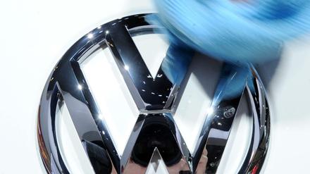 Ein poliertes VW-Logo