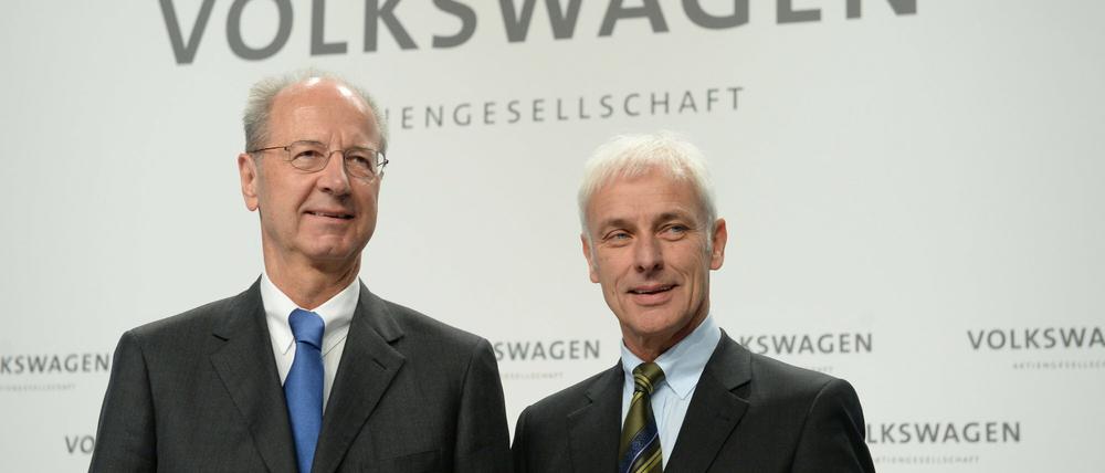 Matthias Müller (r), Vorstandsvorsitzender der Volkswagen AG, und Hans Dieter Pötsch, Aufsichtsratsvorsitzender der Volkswagen AG, am Donnerstag bei der Pressekonferenz in Wolfsburg. 