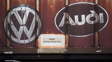 Ein alter Güterzug mit Logos von Volkswagen und Audi steht am 18.08.2016 am Bahnhof in Fallersleben bei Wolfsburg.