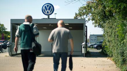 Zwei Männer vor Schichtbeginn im Volkswagenwerk in Wolfsburg.