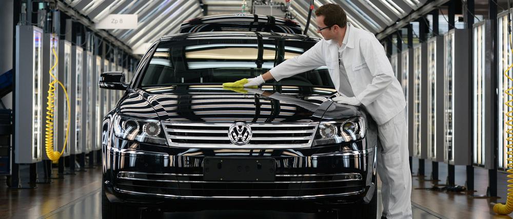 Ein VW-Luxusautomobil der Reihe "Phaeton", fotografiert in der Gläsernen Manufaktur von Volkswagen.