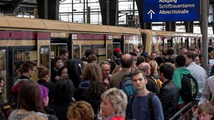 Nichts geht mehr. Zweimal haben die Lokführer bereits im Rahmen von Warnstreiks die Arbeit niedergelegt. Jedes Mal fielen 90 Prozent der Züge aus - wie hier bei der Berliner S-Bahn.