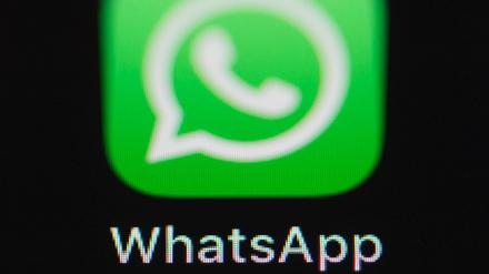 Das Logo der Messenger-App WhatsApp auf einem Handybildschirm.